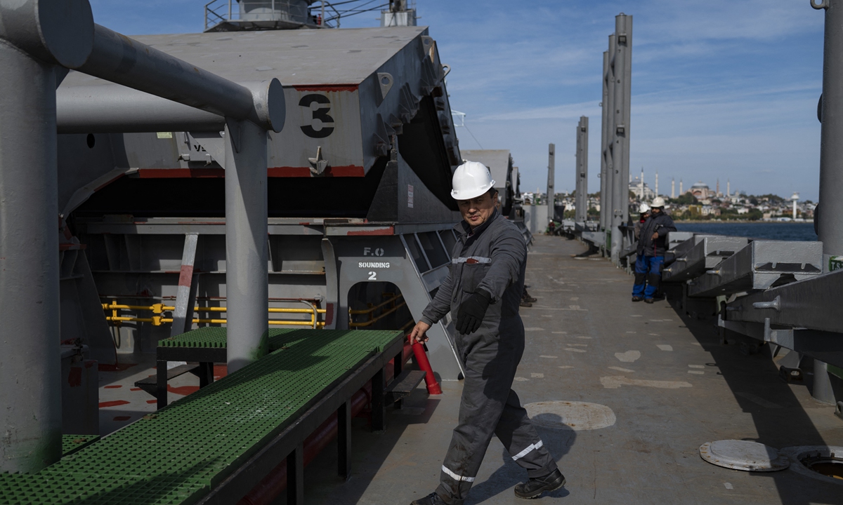 A UN official inspects the Barbados-flagged ship Nord Vind coming from Ukraine loaded with grain and anchored in Istanbul, on October 11, 2022. Photo: AFP