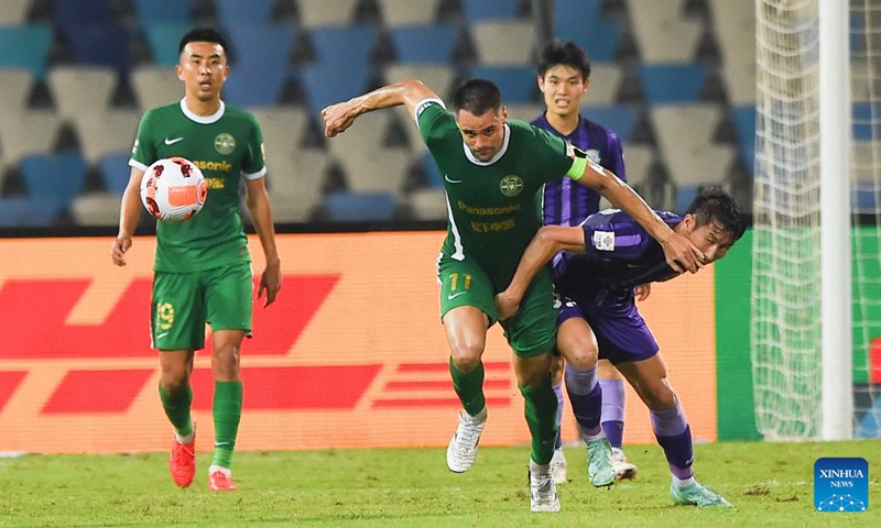 Franko Andrijasevic (2nd L) of Zhejiang FC vies with Su Yuanjie (1st R) of Tianjin Jinmen Tigers during their 2022 season Chinese Football Association Super League (CSL) match in Haikou, south China's Hainan Province, Oct. 29, 2022. Photo：Xinhua