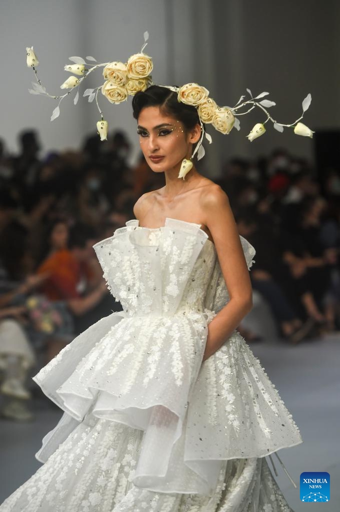 A model presents a creation at a show entitled The Kingdom presented by Abineri Ang during the Jakarta Fashion Week 2023 in Jakarta, Indonesia, Oct. 29, 2022. Photo：Xinhua