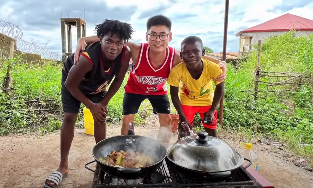 Xiao Zhong with local friends in Guinea. Photo: Screenshot of Zhong's Vlog on Bilibili