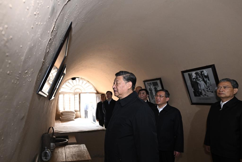 Xi Jinping visits a former residence of Zhu De in Yan'an, northwest China's Shaanxi Province, Oct. 27, 2022. Xi Jinping, general secretary of the Communist Party of China (CPC) Central Committee, led members of the Standing Committee of the CPC Central Committee Political Bureau on Thursday to visit Yan'an, an old revolutionary base in northwest China's Shaanxi Province. Xi, also Chinese president and chairman of the Central Military Commission, was accompanied by Li Qiang, Zhao Leji, Wang Huning, Cai Qi, Ding Xuexiang and Li Xi. Photo：Xinhua