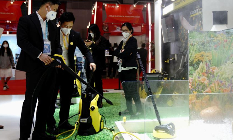 Visitors try to use a high-speed washing machine at the China International Import Expo (CIIE) consumer goods exhibition at the National Exhibition and Convention Center (Shanghai), east China's Shanghai, Nov.  6, 2022. Photo: Xinhua