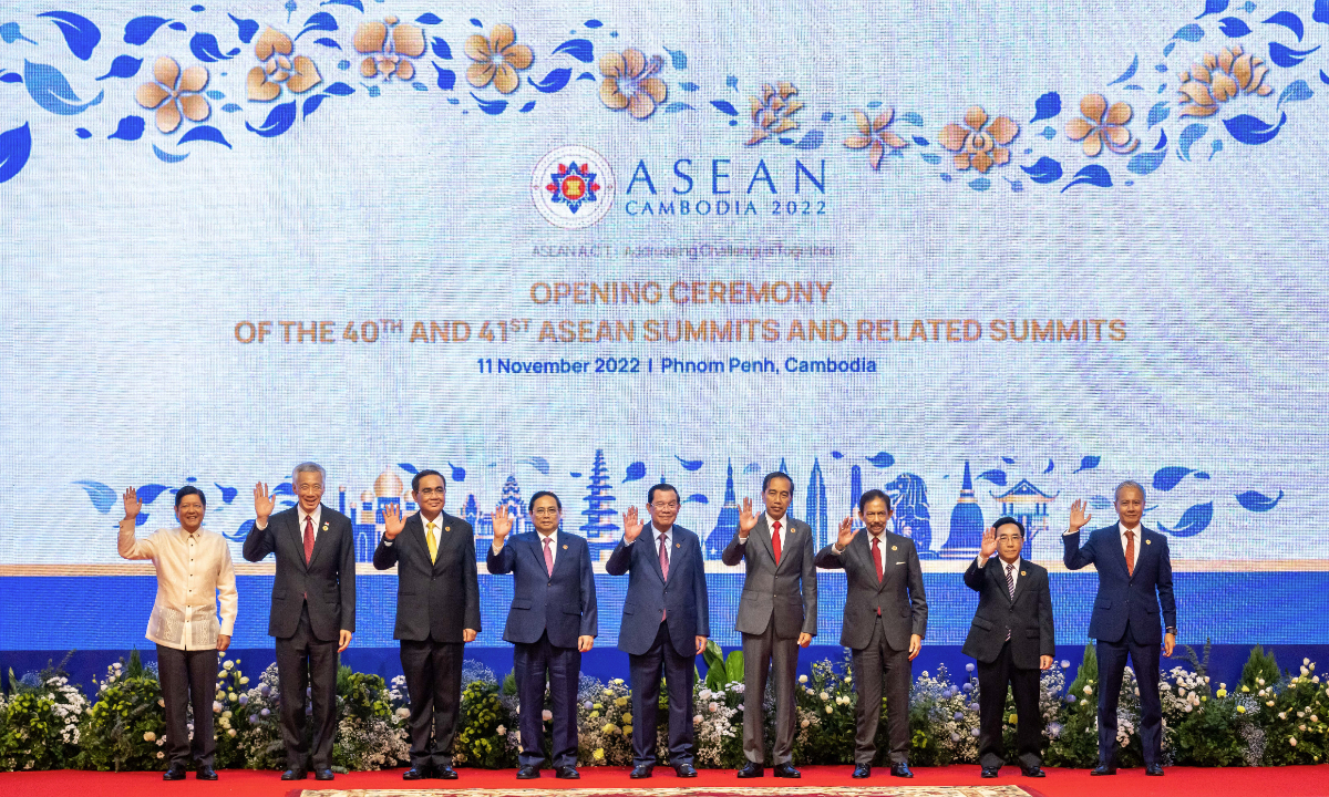 Leaders of the Association of Southeast Asian Nations (ASEAN) take a group photo in Phnom Penh, Cambodia, on November 11, 2022, as the 40th and 41st ASEAN summits and related summits officially kicked off that day. Photo: Xinhua