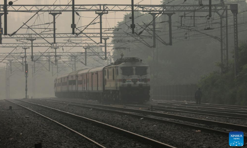 A train arrives at a station amid thick smog in New Delhi, India, Nov. 5, 2022. Photo: Xinhua