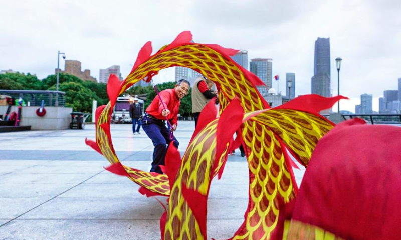 Residents enjoy outdoor activities at the Bund in east China's Shanghai, Nov. 4, 2022. The fifth China International Import Expo (CIIE) is held in Shanghai from Nov. 5 to 10. Photo: Xinhua