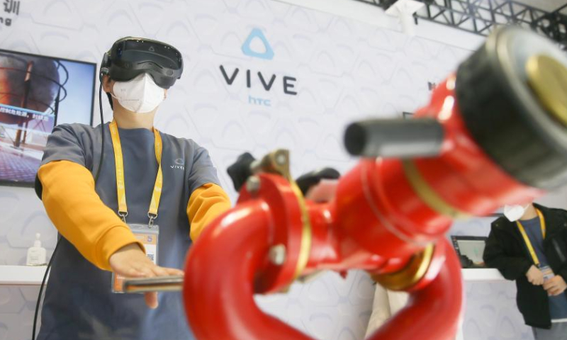 A staff member demonstrates a VR-powered vocational training device at the Intelligent Industry & Information Technology Exhibition Area of the fifth China International Import Expo (CIIE) at the National Exhibition and Convention Center (Shanghai) in east China's Shanghai, Nov. 5, 2022. The fifth CIIE is scheduled on Nov. 5-10 in China's economic hub Shanghai. Photo: Xinhua