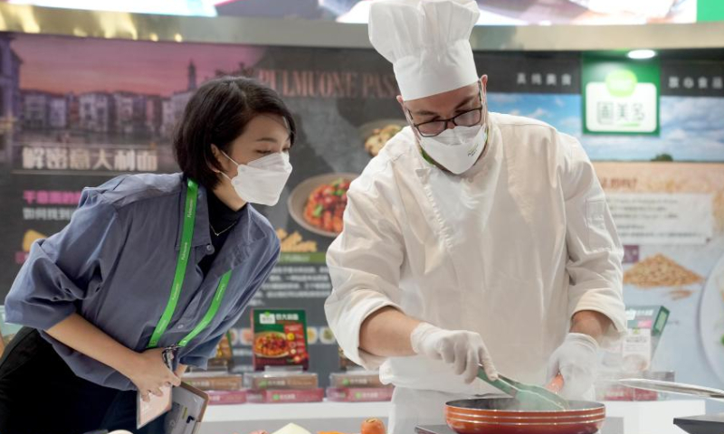 A chef cooks at the Food and Agricultural Products exhibition area of the fifth China International Import Expo (CIIE) at the National Exhibition and Convention Center (Shanghai) in east China's Shanghai, Nov. 5, 2022. The fifth CIIE is scheduled on Nov. 5-10 in China's economic hub Shanghai. Photo: Xinhua