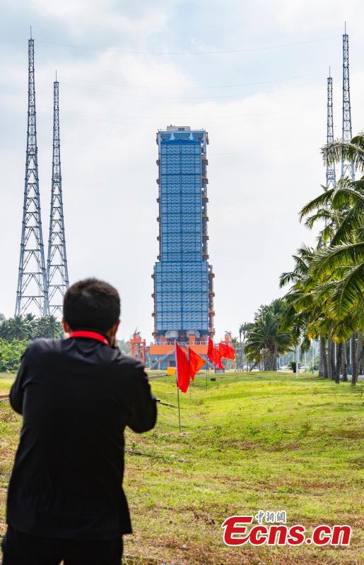 2022 年 10 月 30 日，中国空间站实验室模块“梦田”与长征五号运载火箭 Y4 运载火箭的组合准备在中国南方海南省文昌航天发射场的发射塔上发射。照片：中新社