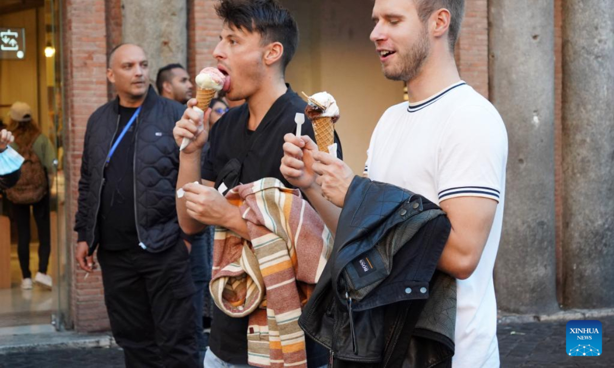 La gente mangia il gelato a Roma, Italia, 11 novembre 2022. Il Consiglio Nazionale delle Ricerche d'Italia ha dichiarato martedì che ampie zone del nord Italia hanno vissuto l'ottobre più caldo da quando sono iniziate le registrazioni nel 1800. Foto: Xinhua