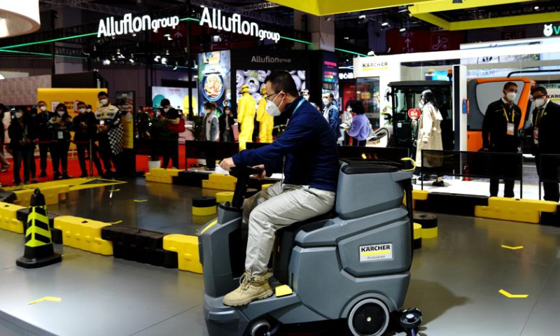 A visitor tries to use a floor cleaner at the China International Import Expo (CIIE) consumer goods exhibition at the National Exhibition and Convention Center (Shanghai), east China's Shanghai, Nov.  6, 2022. Photo: Xinhua