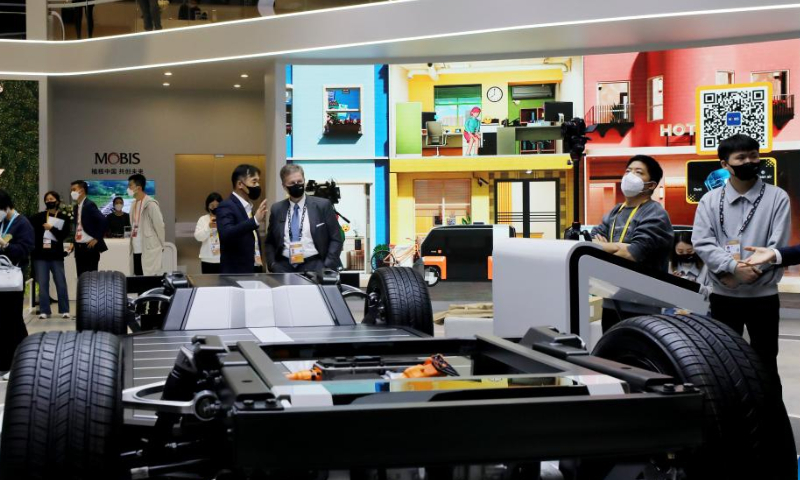 Visitors view an electric complete chassis platform module at the booth of Hyundai Mobis at the automobile exhibition area of the fifth China International Import Expo (CIIE) at the National Exhibition and Convention Center (Shanghai) in east China's Shanghai, Nov. 6, 2022. Photo: Xinhua