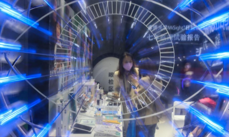 People visit the booth of EssilorLuxottica at the medical equipment and healthcare products exhibition area of the fifth China International Import Expo (CIIE) at the National Exhibition and Convention Center (Shanghai) in east China's Shanghai, Nov. 6, 2022. Photo: Xinhua
