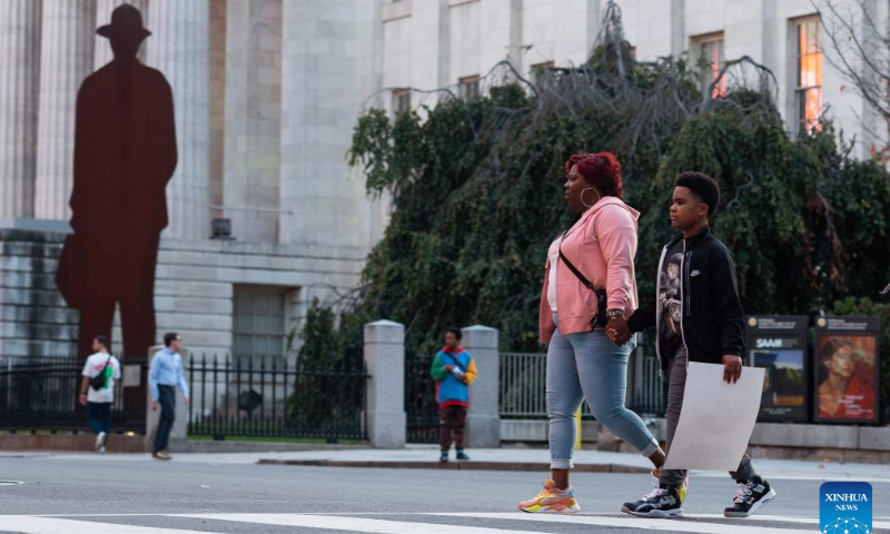People walk across a street in Washington, D.C., the United States, Nov. 4, 2022. Photo: Xinhua