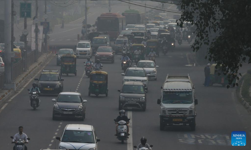 Vehicles and motorcycles move on a road amid thick smog in New Delhi, India, Nov. 5, 2022. Photo: Xinhua