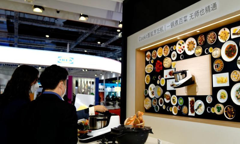 Visitors view an intelligent cooking machine at the Consumer Goods exhibition area of the fifth China International Import Expo (CIIE) at the National Exhibition and Convention Center (Shanghai) in east China's Shanghai, Nov. 5, 2022. The fifth CIIE is scheduled on Nov. 5-10 in China's economic hub Shanghai. Photo: Xinhua