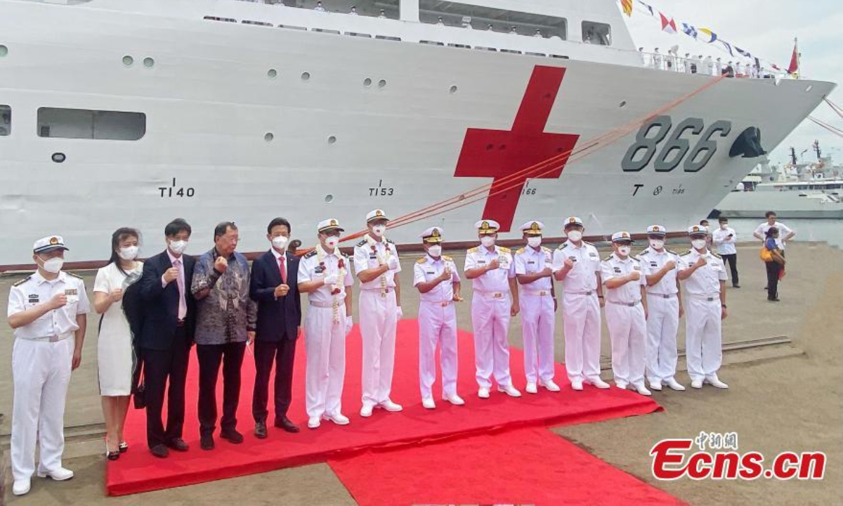 2022年11月10日，在印度尼西亚雅加达丹戎不碌港举行欢迎中国海军医院船和平方舟抵达仪式。图片：中新社