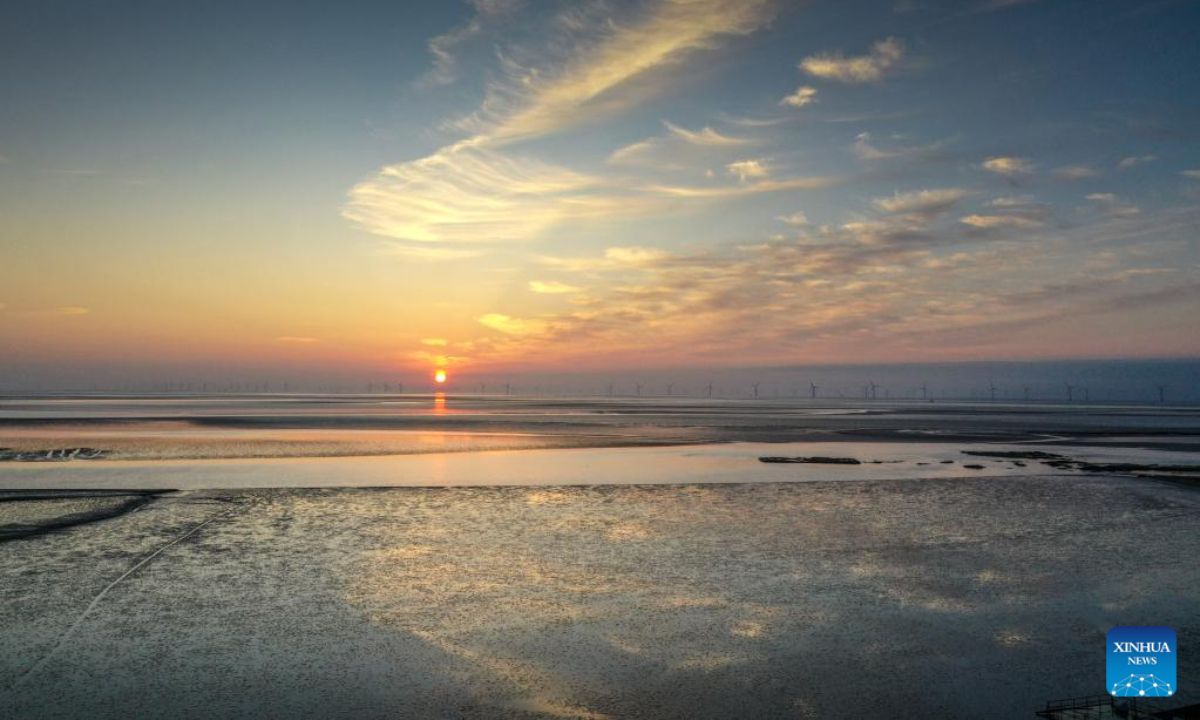 This aerial photo taken on Nov 9, 2022 shows the sunrise at a wetland in Yancheng, east China's Jiangsu Province. Yancheng City, having a coastline of 582 kilometers and 769,700 hectares of wetlands, is a vital wintering ground for birds. Photo:Xinhua