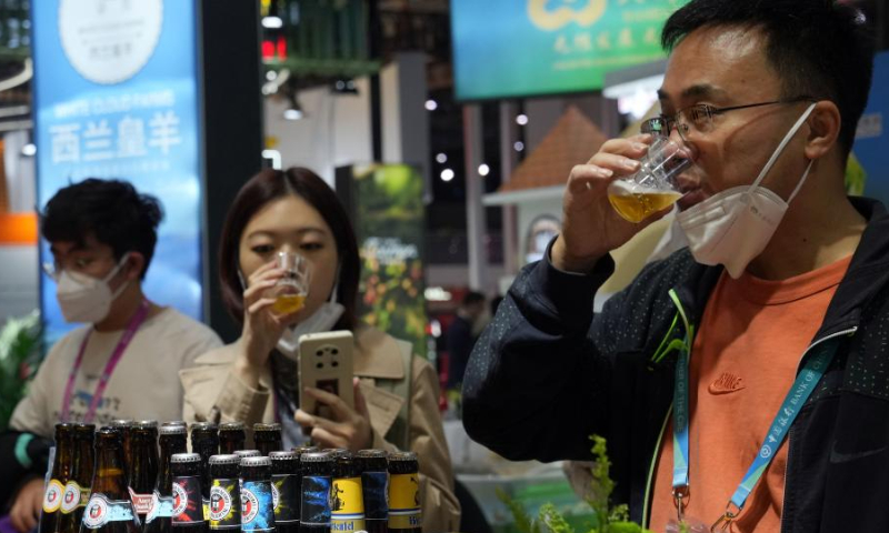 Visitors taste beer at the Food and Agricultural Products exhibition area of the fifth China International Import Expo (CIIE) at the National Exhibition and Convention Center (Shanghai) in east China's Shanghai, Nov. 5, 2022. The fifth CIIE is scheduled on Nov. 5-10 in China's economic hub Shanghai. Photo: Xinhua