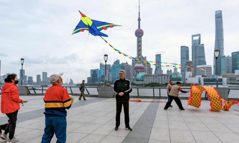 Residents enjoy outdoor activities at the Bund in east China's Shanghai, Nov. 4, 2022. The fifth China International Import Expo (CIIE) is held in Shanghai from Nov. 5 to 10. Photo: Xinhua