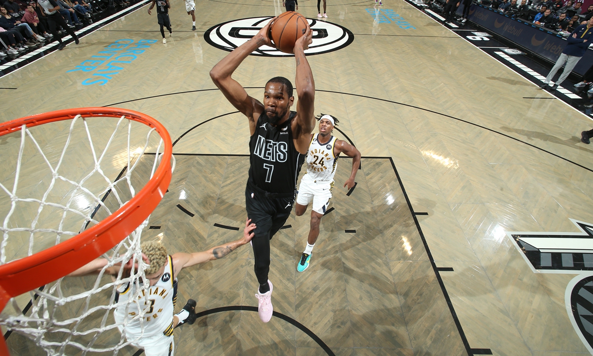 Kevin Durant (No.7) of the Brooklyn Nets dunks the ball during the game against the Indiana Pacers at Barclays Center in Brooklyn, New York on October 31, 2022. Photo: VCG