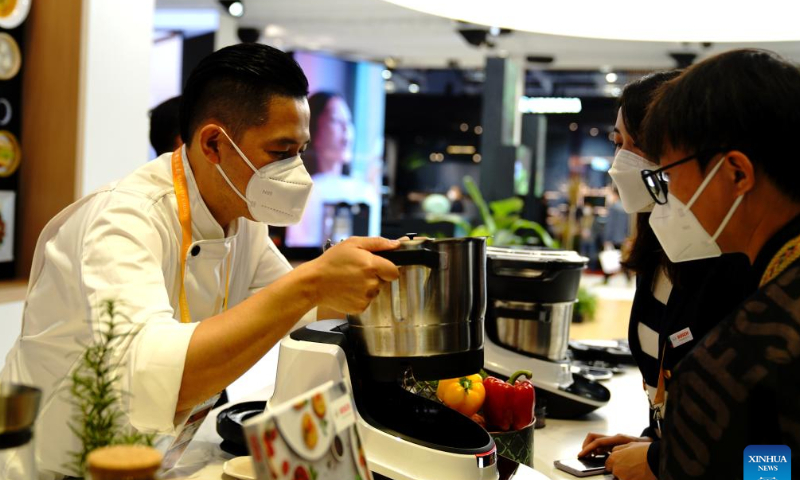 Visitors look at smart cookware at the China International Import Expo (CIIE) consumer goods exhibition at the National Exhibition and Convention Center (Shanghai), east of Shanghai, China, Nov.  6, 2022. Photo: Xinhua