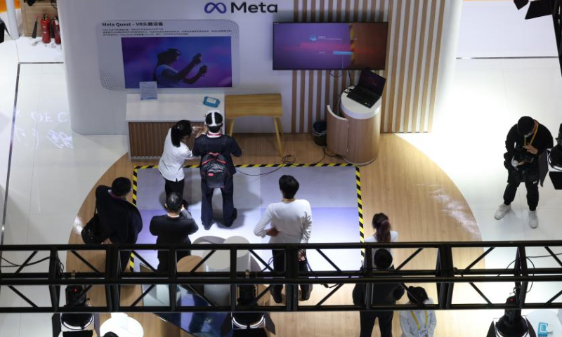 Visitors experience applications of Meta Platforms at the Artificial Intelligence Special Exhibition Zone of the fifth China International Import Expo (CIIE) at the National Exhibition and Convention Center (Shanghai) in east China's Shanghai, Nov. 5, 2022. The fifth CIIE is scheduled on Nov. 5-10 in China's economic hub Shanghai. Photo: Xinhua