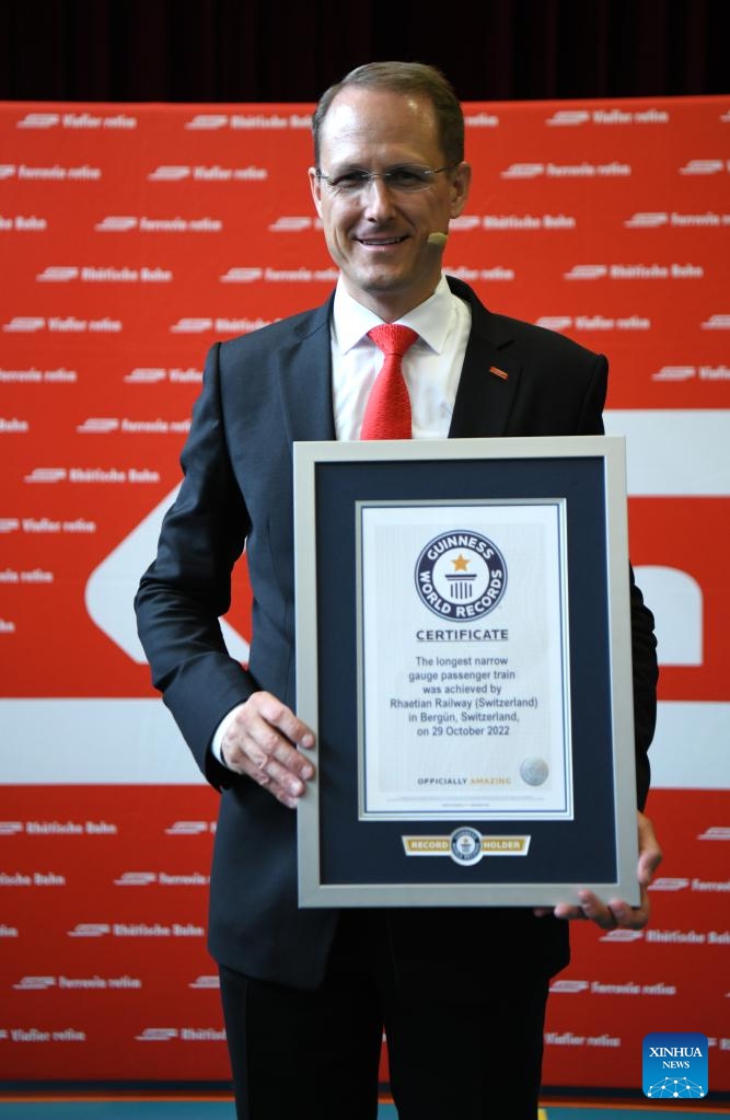 Renato Fasciati, director of Swiss Rhaetian Railway, displays the certificate of Guinness World Records in Bergun, Switzerland, Oct. 29, 2022. Photo: Xinhua