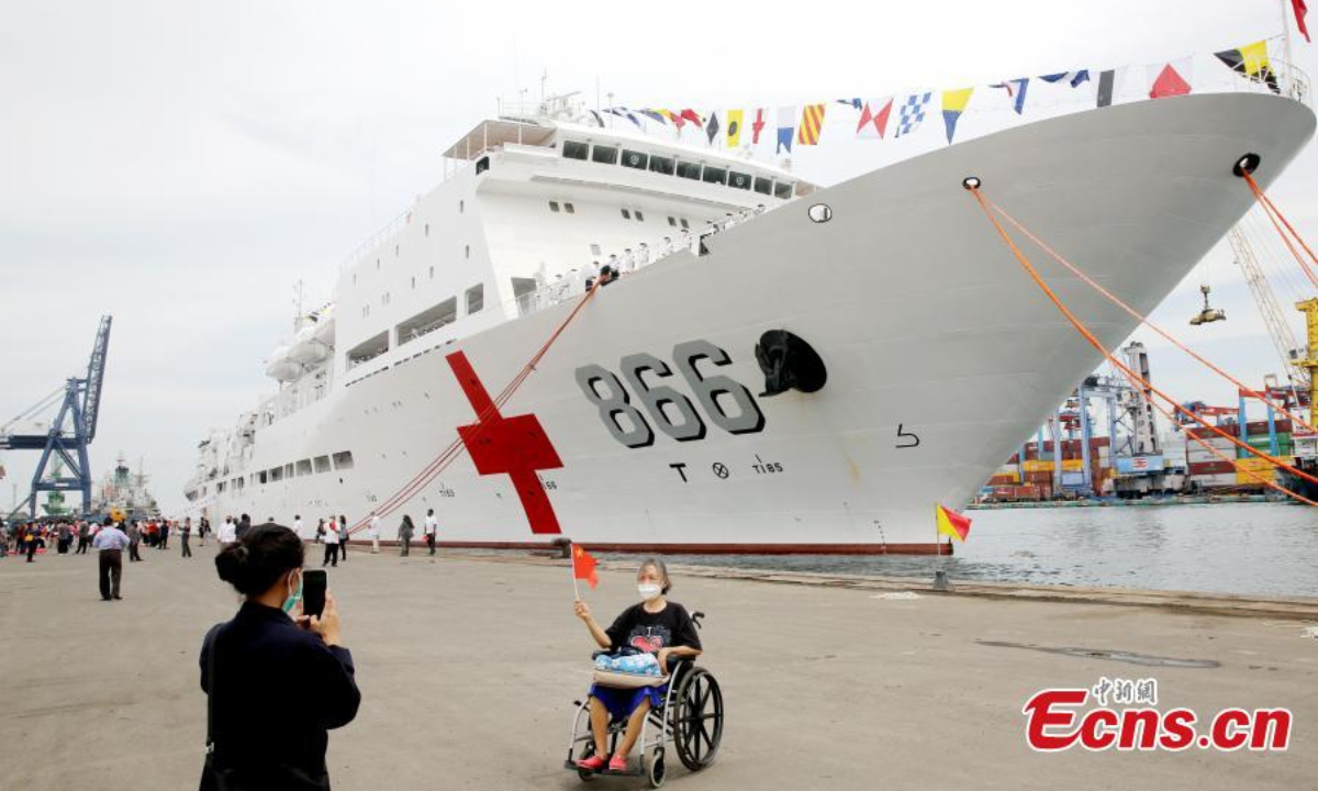 Locals welcome the arrival of the Chinese PLA navy hospital ship Peace Ark at the port of Tanjung Priok in Jakarta, Indonesia, Nov 10, 2022. Photo:China News Service