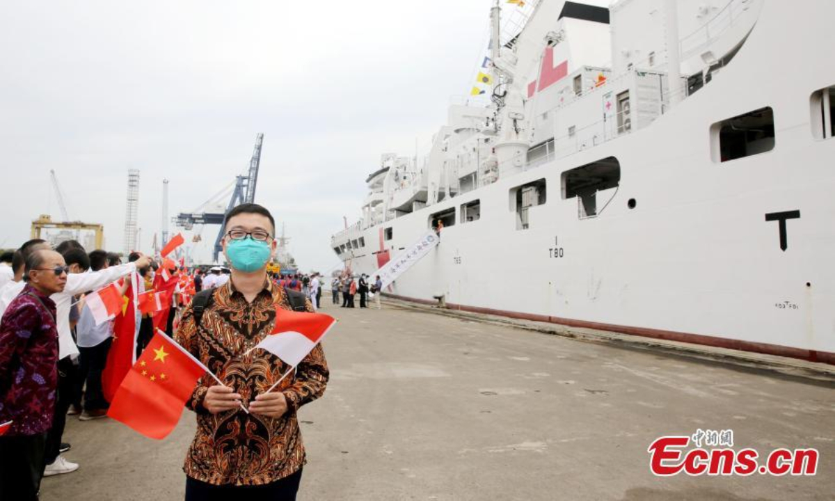 2022年11月10日，当地人欢迎中国人民解放军海军医院船和平方舟抵达印度尼西亚雅加达丹绒普鲁克港。照片：中新社