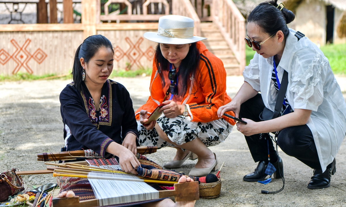 Reporters from overseas Chinese-language media outlets interview an inheritor of the traditional spinning, dyeing and weaving techniques of the Li ethnic group in Dongfang, South China's Hainan Province on November 1, 2022. Photo: CFP