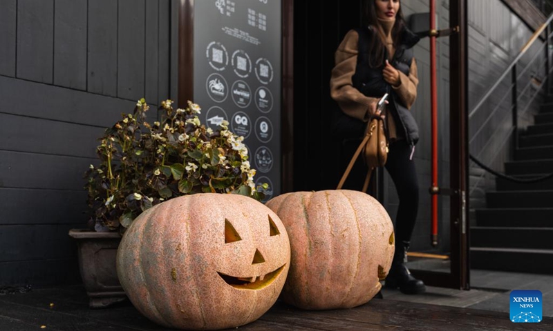 A restaurant is decorated with pumpkins in Vladivostok, Russia, Oct. 31, 2022.(Photo: Xinhua)