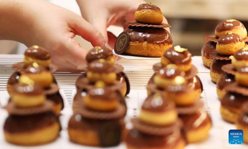 Chocolate pastries are displayed at the 27th Salon du Chocolat at the Versailles Expo in Paris, France, Oct. 31, 2022. The 27th Salon du Chocolat (chocolate fair) was held from Oct. 28 to Nov. 1.(Photo: Xinhua)