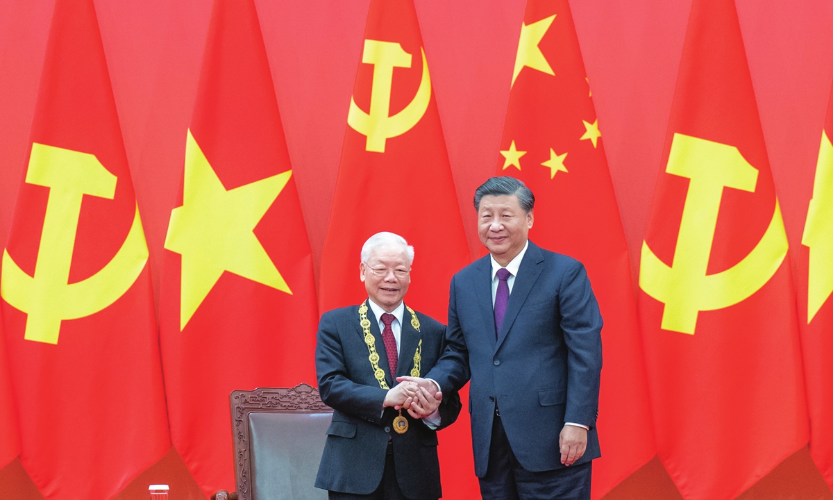 Xi Jinping, general secretary of the Communist Party of China Central Committee and Chinese president, awards Nguyen Phu Trong, general secretary of CPV Central Committee, the Friendship Medal of the People's Republic of China in Beijing, October 31, 2022 Photo: Xinhua