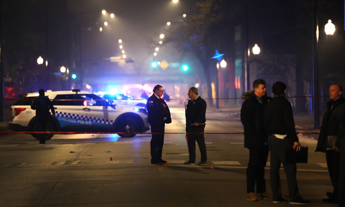 Police investigate the scene where as many as 14 people were reported to have been shot on October 31, 2022 in Chicago, Illinois, the US. Three juveniles were reportedly among those reported to have been wounded in the drive-by shooting. Photo: VCG