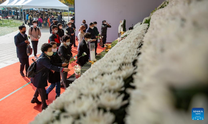 People lay flowers to a mourning altar set up at Seoul Plaza in Seoul, South Korea, Nov. 1, 2022. The death toll from a crowd crush, which occurred Saturday night at the Itaewon district of the South Korean capital Seoul during Halloween gatherings, rose overnight, the authorities said Tuesday. At least 156 people were killed and 151 others injured in the incident, according to the Ministry of the Interior and Safety.(Photo: Xinhua)