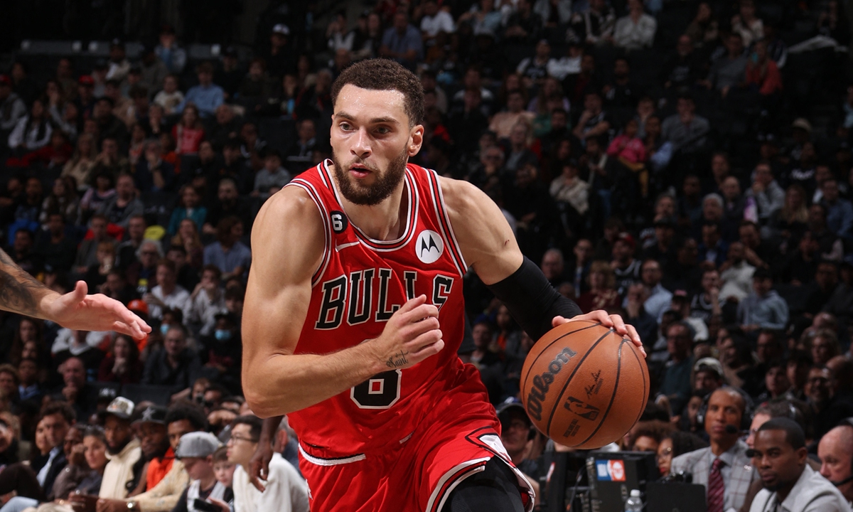 Zach LaVine of the Chicago Bulls dribbles the ball during the game against the Brooklyn Nets at Barclays Center in Brooklyn, New York on November 1, 2022. Photo: AFP