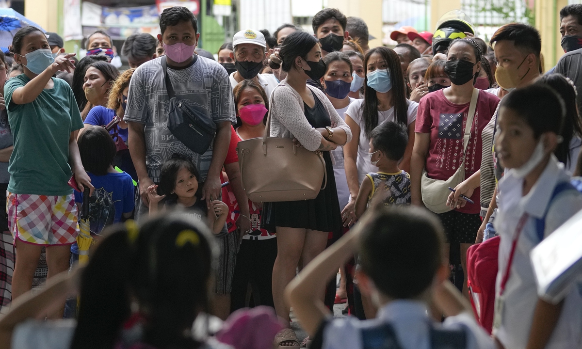 Fetchers wait for students at a public school in Quezon City, the Philippines on November 2, 2022. Millions of students trooped back to public schools across the Philippines as the government enforced the mandatory resumption of in-person classes after more than two years of COVID-19 pandemic lockdowns. Photo: VCG