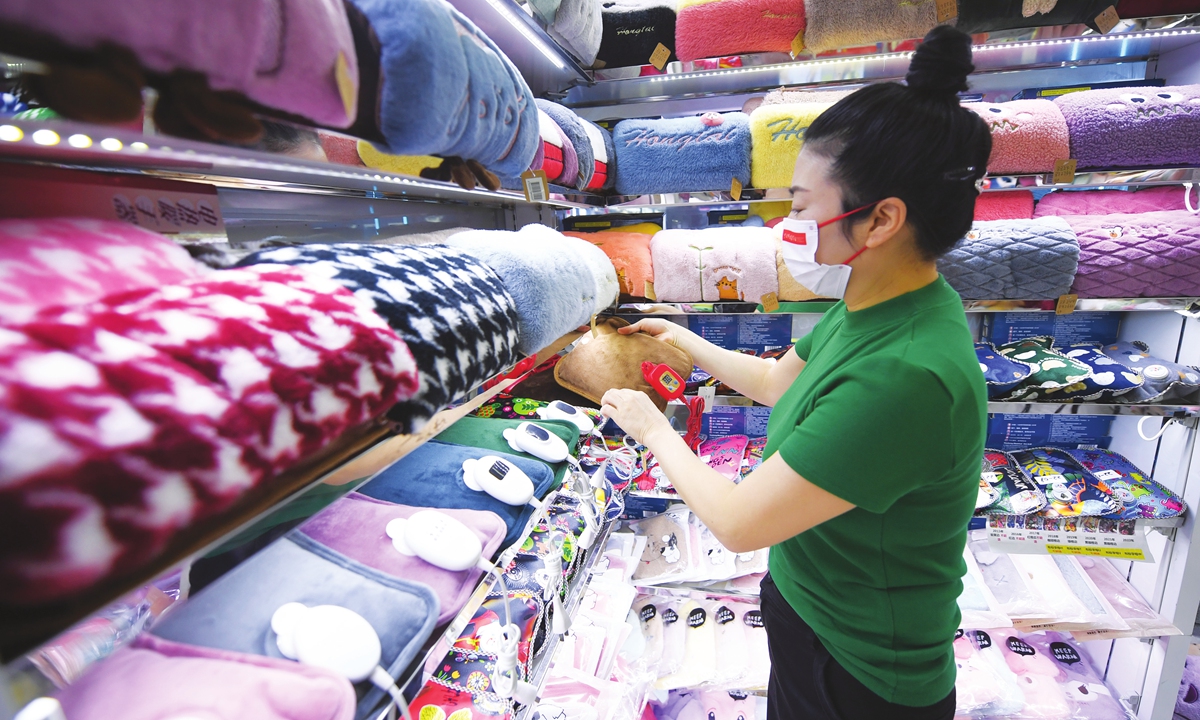 An employee organizes the electric hot-water bags for sale on October 13, 2022 in Yiwu, East China's Zhejiang Province. Photo: VCG