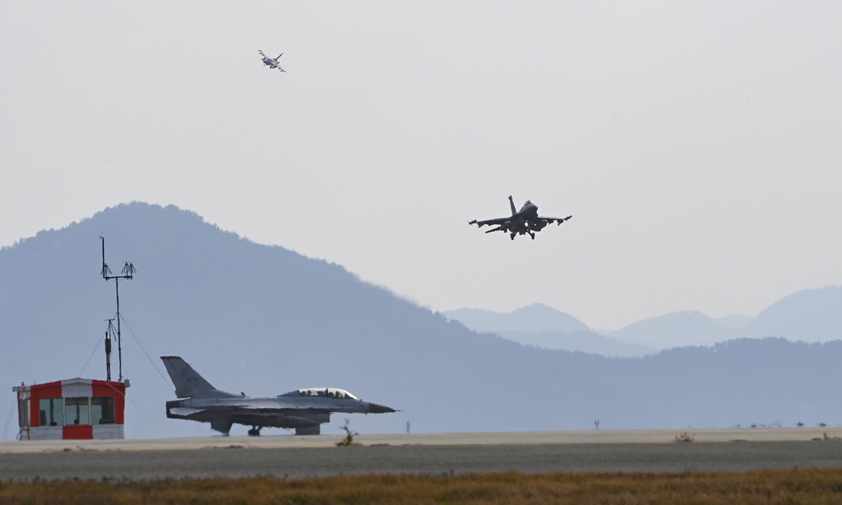 In this handout image released by the South Korean Defense Ministry, South Korean Air Force KF-16 fighter jet (left, bottom) and US Air Force F-16 fighter jets are seen during the Vigilant Storm US-South Korea joint aerial drill at Gunsan Air Base on October 31, 2022 in Gunsan, South Korea. Photo: VCG