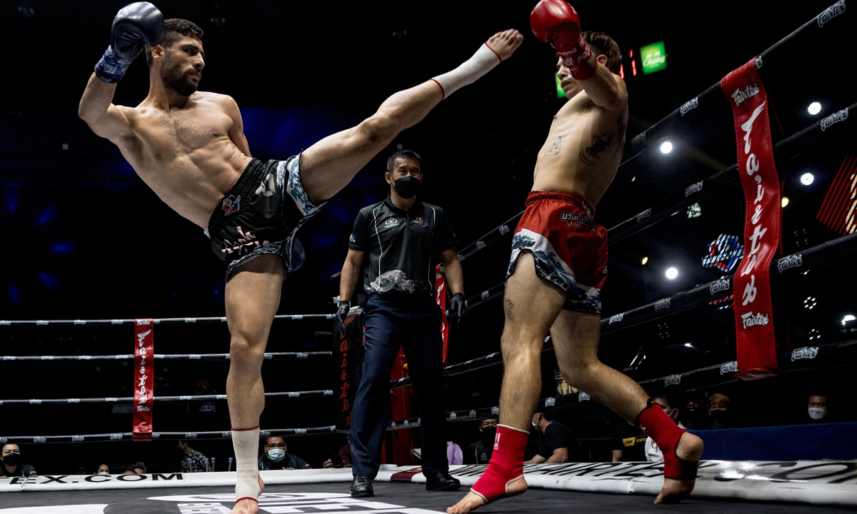 Muay Thai boxers Ali Asghar from Iran (left) and Federico Vernengo from Argentina compete during their fight at Lumpinee Stadium in Bangkok, Thailand on September 24, 2022. Photo: AFP
