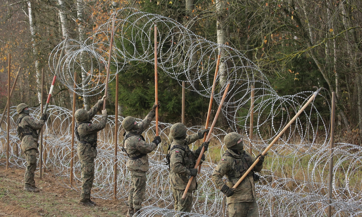 Polish soldiers install barbed wire along the border with the Russian exclave of Kaliningrad, near Zerdziny village, northeastern Poland, on November 2, 2022. Polish Defense Minister Mariusz Blaszczak said he had taken the decision to construct a barrier on the country's eastern border with the Russian exclave of Kaliningrad. Photo: IC