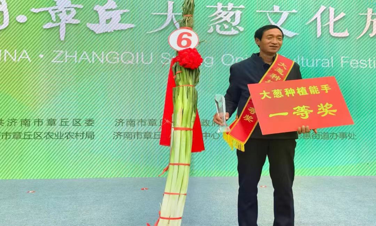 Miao Fayong, a farmer from Zhangqiu in East China's Shandong Province, holding the 