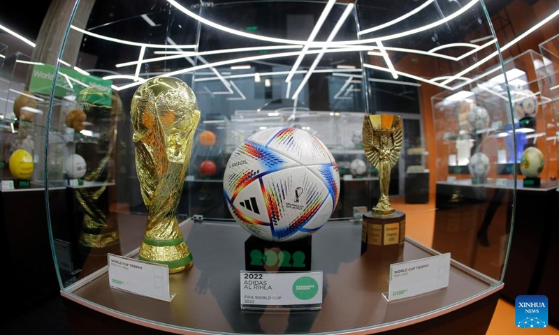 Trofeele Cupei Mondiale și fotbalul oficial al viitoarei Cupe Mondiale FIFA Qatar 2022 sunt văzute în ziua deschiderii unui muzeu al fotbalului din București, România, 1 noiembrie 2022. Muzeul, primul de acest fel din România, găzduiește diverse obiecte ale fotbalului istorie, tricouri și pantofi aparținând unor jucători celebri și diverse locuri de agrement.  (Foto: Xinhua)