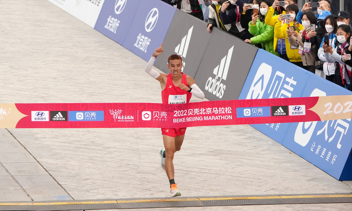 Anubaike Kuwan from Northwest China's Xinjiang Uygur Autonomous Region won the men's event in 2:14:34 in the Beijing Marathon on November 6, 2022. Photo: Xinhua