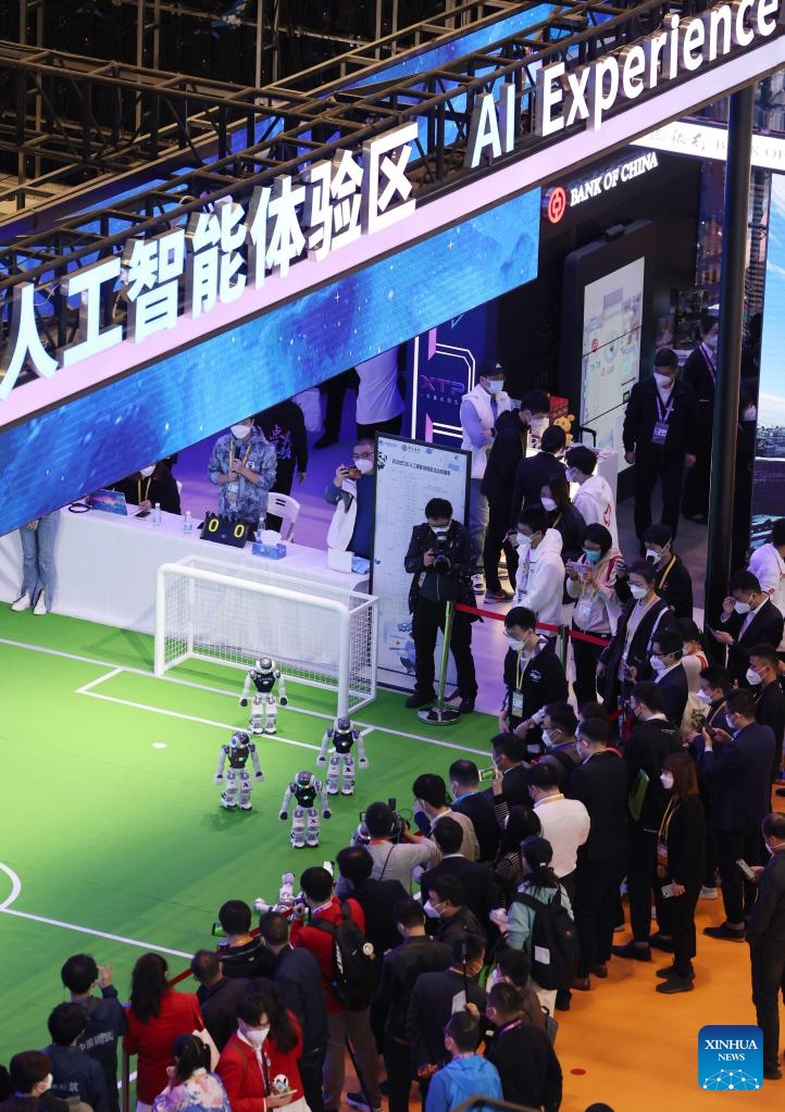 Visitors watch robots performing at the Artificial Intelligence Special Exhibition Zone of the fifth China International Import Expo (CIIE) at the National Exhibition and Convention Center (Shanghai) in east China's Shanghai, Nov. 5, 2022. The fifth CIIE is scheduled on Nov. 5-10 in China's economic hub Shanghai. Photo: Xinhua