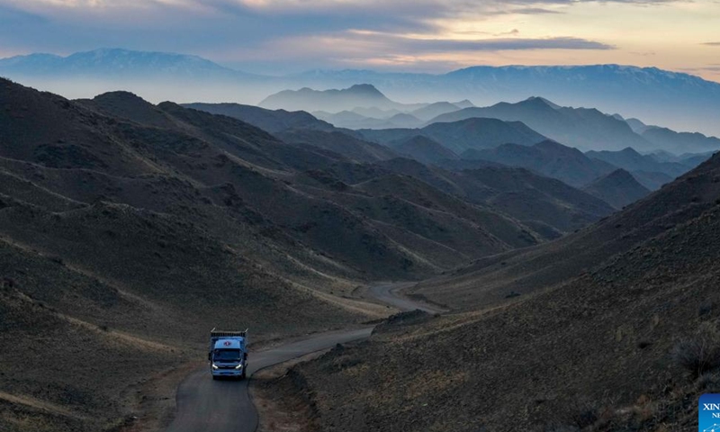 This photo taken on Nov. 4, 2022 shows a vehicle transferring livestock to the winter pastures in the Barlik Mountain area in Yumin County, northwest China's Xinjiang Uygur Autonomous Region. Photo: Xinhua