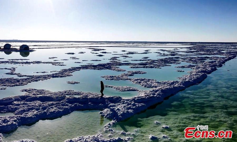 Emerald green water ripples on the crispy white lakebed and the shimmering salt crystals of the shores in Qarhan Salt Lake in Haixi Mongolian and Tibetan Autonomous Prefecture, northwest China's Qinghai Province.(Photo: China News Service/Bao Lei)