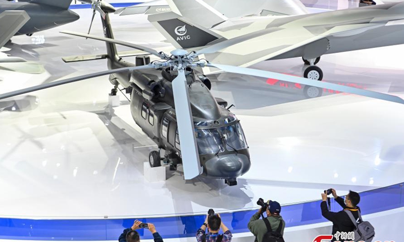 Z-20 直升机于 2022 年 11 月 6 日在中国南方广东省珠海市举行的 2022 年中国航展上展出。照片：中新社