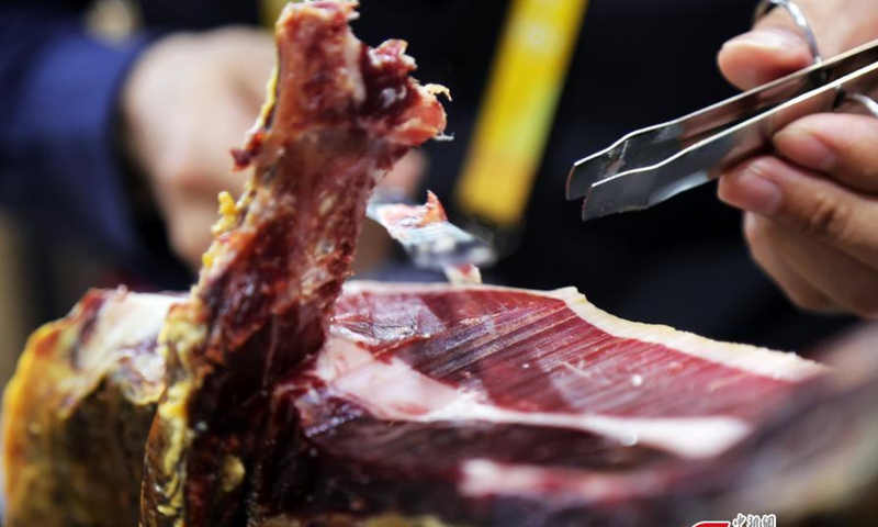 A chef presents sliced ham from Spain during the 5th China International Import Expo in Shanghai, Nov. 6, 2022. Various food products from different countries were exhibited at the 5th CIIE. Photo: China News Service