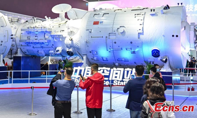 2022 年 11 月 6 日，在中国南方广东省珠海市举行的 2022 年中国航展上展示了中国空间站组合的 1:1 模型。照片：中新社